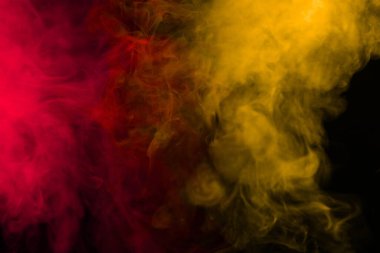 Siyah arka planda kırmızı buhar. Boşluğu kopyala.