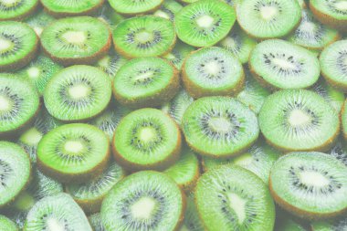 Dilimlenmiş kivi yığınının üst görünümü dokulu arkaplan olarak.