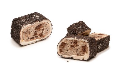 Çikolata ve fındıklı tatlı rulo, Türk tatlıları. Türk rahat beyaz zemin üzerinde izole. 