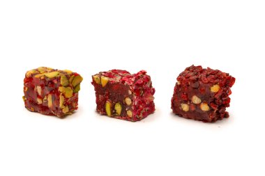 Nar ve fındıklı tatlı rulo, Türk tatlıları. Türk rahat beyaz zemin üzerinde izole.