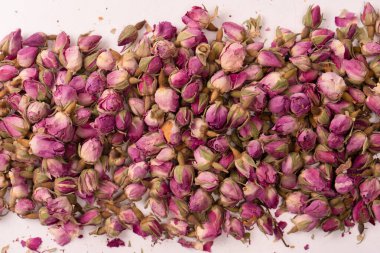 Beyaz arka planda izole edilmiş kuru çay gülleri.. 