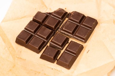 Beyaz bir arka plan üzerinde izole çikolata. 