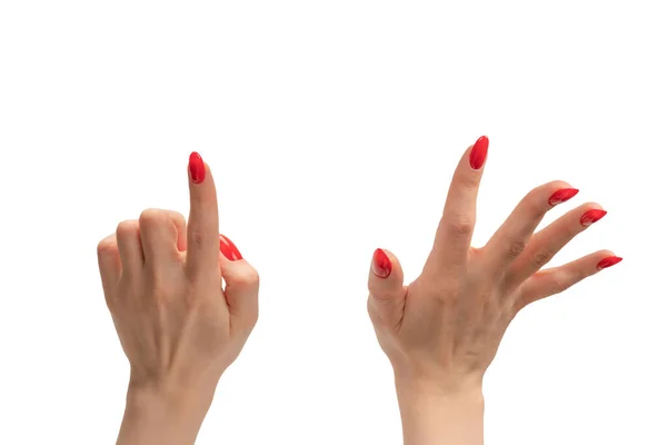 Close Van Vrouwelijke Hand Met Bleke Huid Rode Nagels Wijzen — Stockfoto