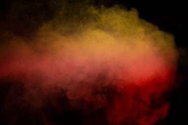 Siyah arka planda sarı buhar. Boşluğu kopyala.