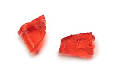 Beyaz arka planda izole edilmiş tatlı meyve jölesi. Jelatin küpleri.