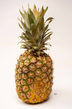 Beyaz arka planda izole edilmiş ananas. Üst görünüm.