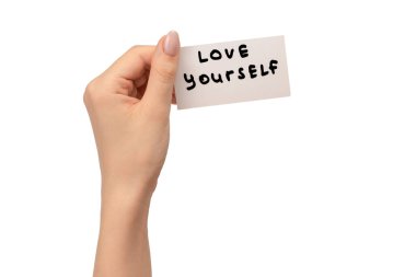 Beyaz bir arka planda el ele izole edilmiş bir kadın kartında kendini sev..