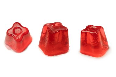 Beyaz arka planda izole edilmiş tatlı meyve jölesi.. 