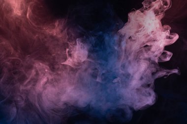 Siyah arka planda mavi ve pembe buhar. Boşluğu kopyala.