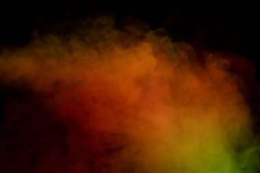 Siyah arka planda turuncu ve kırmızı buhar. Boşluğu kopyala.