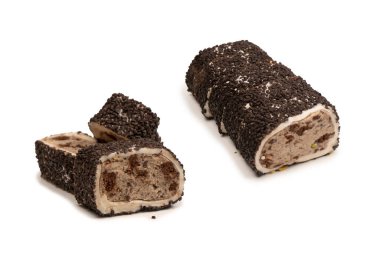 Çikolata ve fındıklı tatlı rulo, Türk tatlıları. Türk rahat beyaz zemin üzerinde izole. 