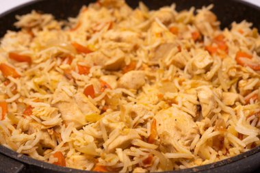 Arka planda tavuk olan lezzetli pilav.