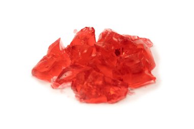 Beyaz arka planda izole edilmiş tatlı meyve jölesi. Jelatin küpleri.