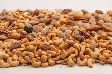 Lezzetli tuzlu fındık karışımı. Bir grup badem, fıstık, ceviz, macadamia, kaju..