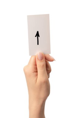 Beyaz arka planda izole edilmiş bir kadının elindeki kart üzerindeki ok işareti..
