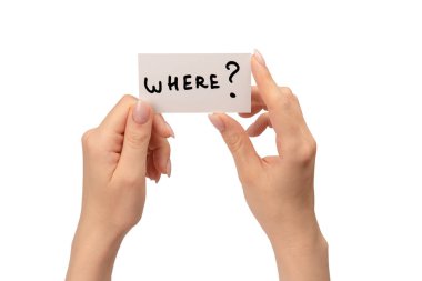 Beyaz bir arka planda, bir kadının elindeki bir karttaki metin....