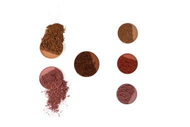 Makyaj malzemeleri. Göz farı ezilmiş palet, beyaz arka planda izole edilmiş renkli göz farı tozu..