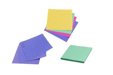 Beyaz arka planda izole edilmiş bir etiket ve ataç. Boşluğu kopyala. 