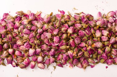 Beyaz arka planda izole edilmiş kuru çay gülleri.. 