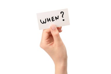 Beyaz bir arkaplanda, bir kadının elindeki bir karttaki mesajda....