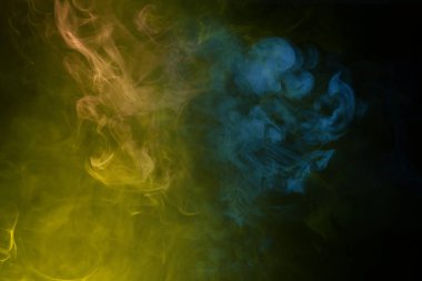 Siyah arka planda mavi ve pembe buhar. Boşluğu kopyala.