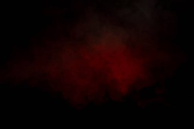 Siyah arka planda turuncu ve kırmızı buhar. Boşluğu kopyala.