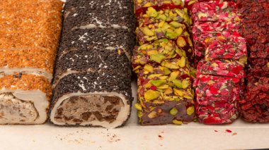 Nar ve fındıklı tatlı rulo, Türk tatlıları. Türk rahat beyaz zemin üzerinde izole.