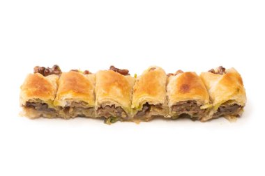 Beyaz arka planda cevizli enfes tatlı baklava. Üst görünüm.