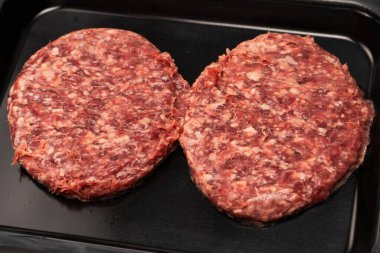 Siyah arka planda çiğ kıyma izole edilmiş. Üst görünüm. 