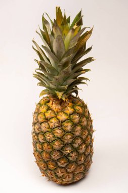 Beyaz arka planda izole edilmiş ananas. Üst görünüm.