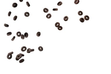 Çikolata halkaları gevrekleri bir kaseye dökülür. Kahvaltıda. Beyaz bir arkaplanda izole edilmiş. 