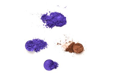 Makyaj malzemeleri. Mor renkli göz farı ezilmiş palet, beyaz arkaplanda renkli göz farı pudrası