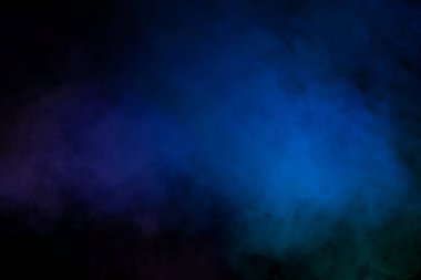 Siyah arka planda mavi ve mor buhar. Boşluğu kopyala.