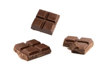 Beyaz bir arka plan üzerinde izole çikolata. 