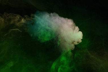 Siyah arka planda mavi ve pembe buhar. Boşluğu kopyala.