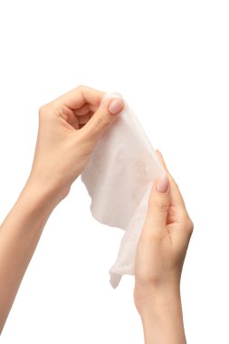Beyaz arka planda izole edilmiş bir kadının ıslak mendili. Yıkanan eller izole.. 