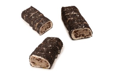 Çikolata ve fındıklı tatlı rulo, Türk tatlıları. Türk rahat beyaz zemin üzerinde izole. 