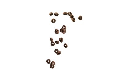 Çikolata halkaları gevrekleri bir kaseye dökülür. Kahvaltıda. Beyaz bir arkaplanda izole edilmiş. 