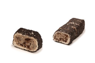 Çikolata ve fındıklı tatlı rulo, Türk tatlıları. Türk rahat beyaz zemin üzerinde izole. 