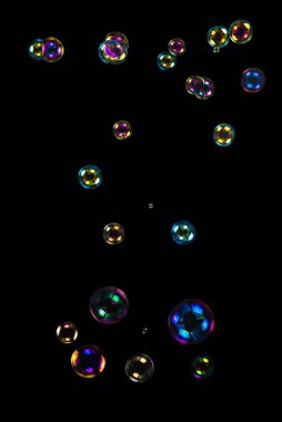 Sabun köpükleri siyah arka planda izole edilmiş. Boşluğu kopyala. 