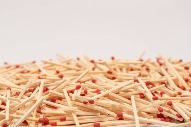 Arka planda izole edilmiş yeni kibrit çöpleri. Üst görünüm. 