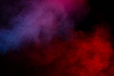 Siyah arka planda turuncu ve kırmızı buhar. Boşluğu kopyala.