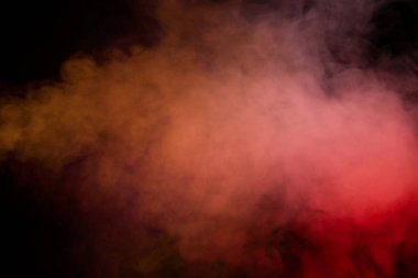 Siyah arka planda turuncu ve kırmızı buhar. Boşluğu kopyala.