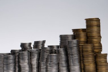 Beyaz arka planda izole edilmiş bozuk para yığını. Bankacılık ve para. 