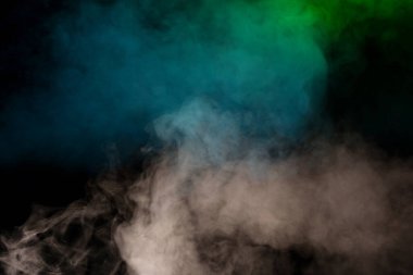 Siyah arka planda mavi ve yeşil buhar. Boşluğu kopyala.