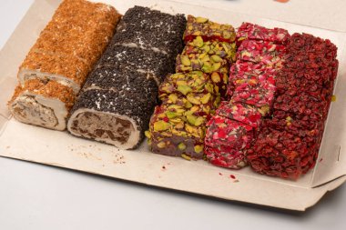 Nar ve fındıklı tatlı rulo, Türk tatlıları. Türk rahat beyaz zemin üzerinde izole.