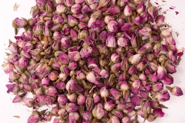 Beyaz arka planda izole edilmiş kuru çay gülleri.. 