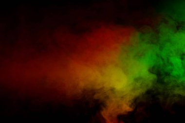 Siyah arka planda kırmızı ve yeşil buhar. Boşluğu kopyala.