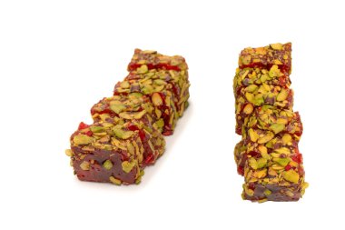 Nar ve şam fıstıklı tatlı rulo, Türk tatlıları. Türk rahat beyaz zemin üzerinde izole.