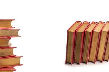 Beyaz bir arka plan üzerinde izole eski kitaplar. 